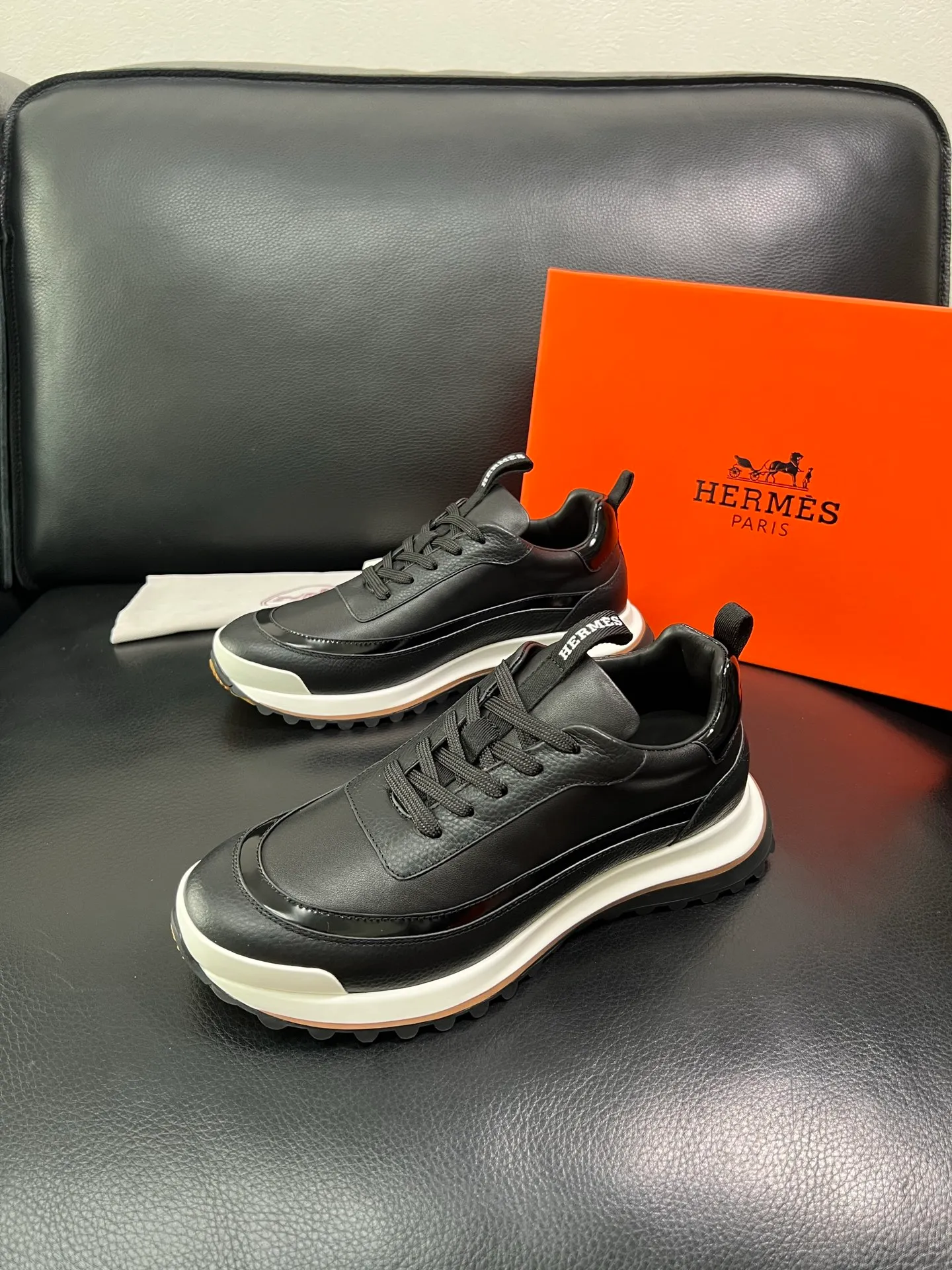 Men's shoes 💰800 Hermes top purchasing Hermes counters are on sale simultaneously with original factory configuration, original cowhide fabrics imported from Italy, high-quality splicing technology, fully imported water-dyed cowhide linings, soles: original soles specially provided by the factory are super comfortable, the original factory follows the order and high quality, you can enter and exit the counter at will, welcome to compare at the counter, code number 39-44 (customized 38 45) 85863